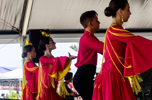 Torre Del Mar, İspanya - Latin dans dans grup tarafından İspanyol müzik, ritim 22 Temmuz 2018 göstermek gençlik halk kostümleri seyirci önünde dans gösterisi gerçekleştirme