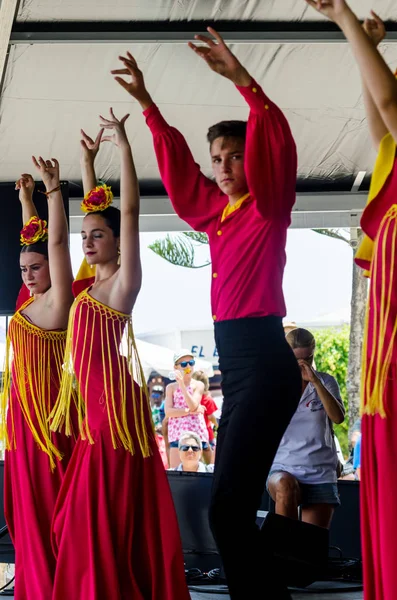 Torre Del Mar, İspanya - Latin dans dans grup tarafından İspanyol müzik, ritim 22 Temmuz 2018 göstermek gençlik halk kostümleri seyirci önünde dans gösterisi gerçekleştirme