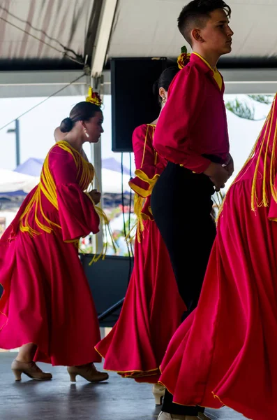 Torre Del Mar, İspanya - Latin dans dans grup tarafından İspanyol müzik, ritim 22 Temmuz 2018 göstermek gençlik halk kostümleri seyirci önünde dans gösterisi gerçekleştirme