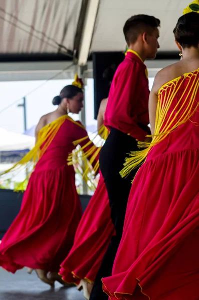 Torre Del Mar, İspanya - Latin dans dans grup tarafından İspanyol müzik, ritim 22 Temmuz 2018 göstermek gençlik halk kostümleri seyirci önünde dans gösterisi gerçekleştirme