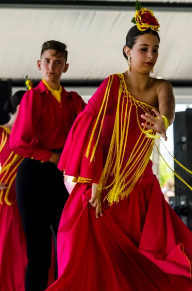 Torre Del Mar, İspanya - Latin dans dans grup tarafından İspanyol müzik, ritim 22 Temmuz 2018 göstermek gençlik halk kostümleri seyirci önünde dans gösterisi gerçekleştirme