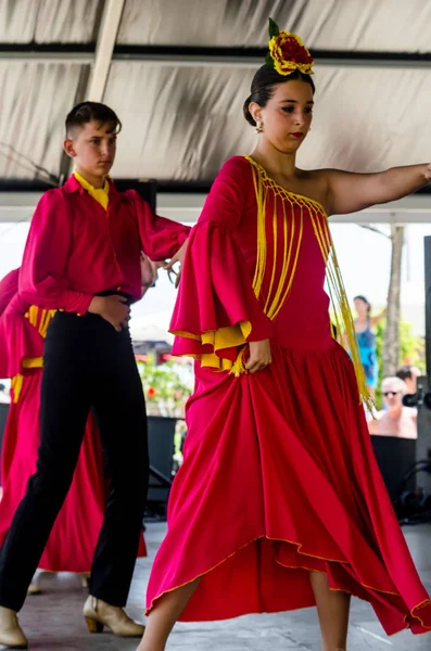 Torre Del Mar, İspanya - Latin dans dans grup tarafından İspanyol müzik, ritim 22 Temmuz 2018 göstermek gençlik halk kostümleri seyirci önünde dans gösterisi gerçekleştirme