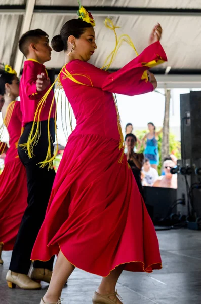 Torre Del Mar, İspanya - Latin dans dans grup tarafından İspanyol müzik, ritim 22 Temmuz 2018 göstermek gençlik halk kostümleri seyirci önünde dans gösterisi gerçekleştirme