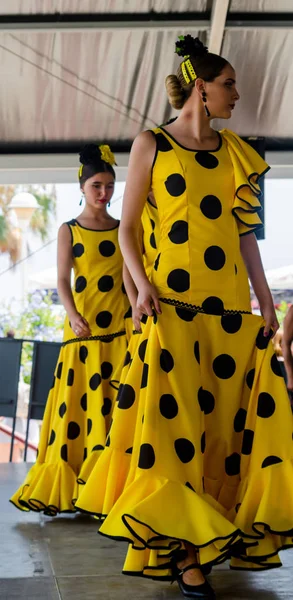 Torre Del Mar, İspanya - Latin dans dans grup tarafından İspanyol müzik, ritim 22 Temmuz 2018 göstermek gençlik halk kostümleri seyirci önünde dans gösterisi gerçekleştirme