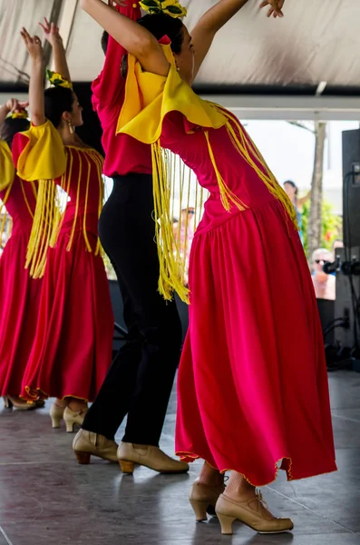 Torre Del Mar, İspanya - Latin dans dans grup tarafından İspanyol müzik, ritim 22 Temmuz 2018 göstermek gençlik halk kostümleri seyirci önünde dans gösterisi gerçekleştirme