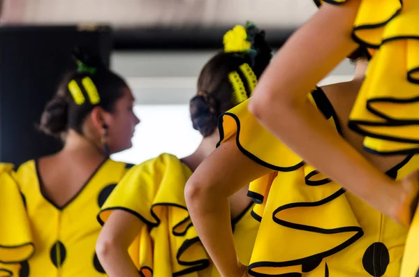 Torre Del Mar, İspanya - Latin dans dans grup tarafından İspanyol müzik, ritim 22 Temmuz 2018 göstermek gençlik halk kostümleri seyirci önünde dans gösterisi gerçekleştirme