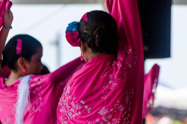 Torre Del Mar, İspanya - 22 Temmuz 2018 Latin dans gösterisi bir dans grubu tarafından İspanyol müzik, ritim içinde gerçekleştirilen çocuk halk kostümleri seyirci önünde dans gösterisi gerçekleştirme