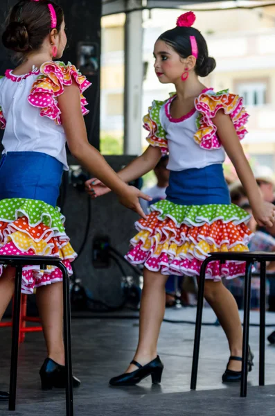 Torre Del Mar, İspanya - 22 Temmuz 2018 Latin dans gösterisi bir dans grubu tarafından İspanyol müzik, ritim içinde gerçekleştirilen çocuk halk kostümleri seyirci önünde dans gösterisi gerçekleştirme