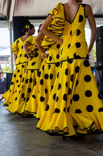 Torre Del Mar, İspanya - Latin dans dans grup tarafından İspanyol müzik, ritim 22 Temmuz 2018 göstermek gençlik halk kostümleri seyirci önünde dans gösterisi gerçekleştirme