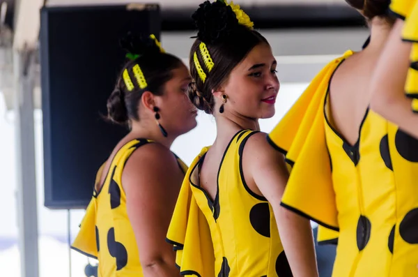 Torre Del Mar, İspanya - Latin dans dans grup tarafından İspanyol müzik, ritim 22 Temmuz 2018 göstermek gençlik halk kostümleri seyirci önünde dans gösterisi gerçekleştirme