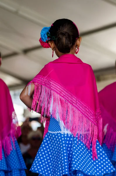 Torre Del Mar, İspanya - 22 Temmuz 2018 Latin dans gösterisi bir dans grubu tarafından İspanyol müzik, ritim içinde gerçekleştirilen çocuk halk kostümleri seyirci önünde dans gösterisi gerçekleştirme