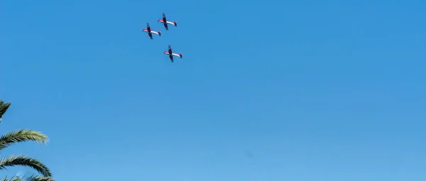 西班牙托雷德尔马 2018年7月27日 在安达卢西亚的一个海滨小镇上飞越海滩的飞机 特技飞行航空展 — 图库照片