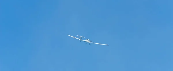 西班牙托雷德尔马 2018年7月27日 在安达卢西亚的一个海滨小镇上飞越海滩的飞机 特技飞行航空展 — 图库照片