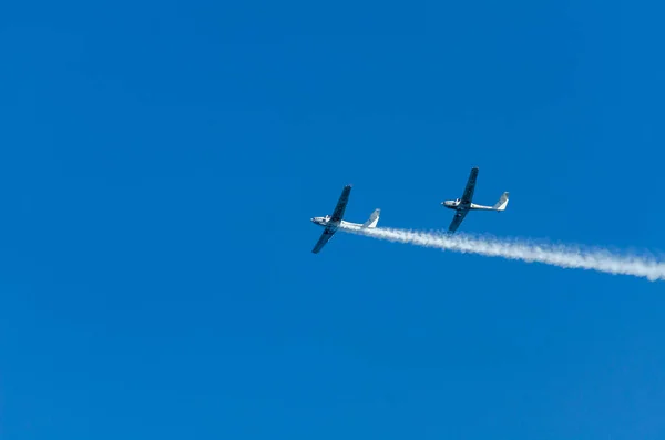 マールには スペインのアンダルシアのアクロバット飛行航空ショー 海辺の町のビーチ上空を飛ぶ 2018 日飛行機 — ストック写真