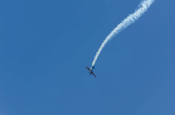 マールに スペインの海辺の町のビーチ アンダルシアのアクロバット飛行の航空ショーで飛行機 2018 — ストック写真