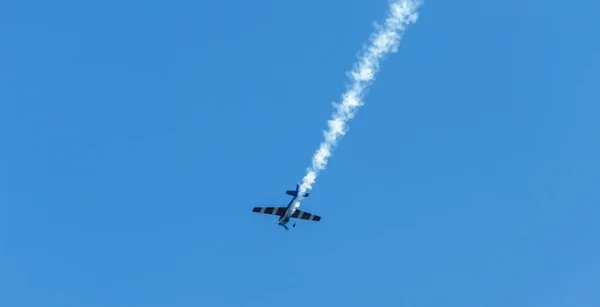 マールに スペインの海辺の町のビーチ アンダルシアのアクロバット飛行の航空ショーで飛行機 2018 — ストック写真