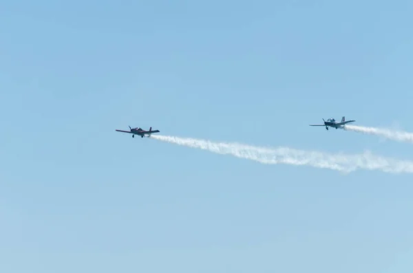 マールに スペインの海辺の町のビーチ アンダルシアのアクロバット飛行の航空ショーで飛行機 2018 — ストック写真