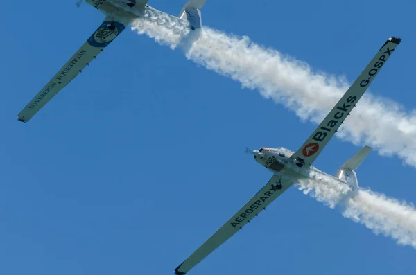 マールに スペインの海辺の町のビーチ アンダルシアのアクロバット飛行の航空ショーで飛行機 2018 — ストック写真