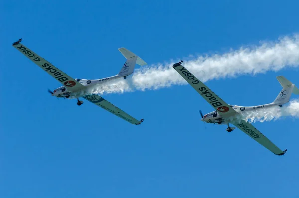 マールに スペインの海辺の町のビーチ アンダルシアのアクロバット飛行の航空ショーで飛行機 2018 — ストック写真