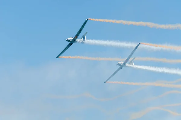 マールに スペインの海辺の町のビーチ アンダルシアのアクロバット飛行の航空ショーで飛行機 2018 — ストック写真