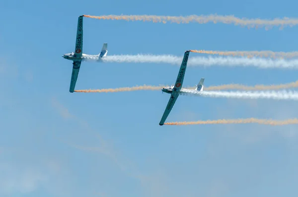 マールに スペインの海辺の町のビーチ アンダルシアのアクロバット飛行の航空ショーで飛行機 2018 — ストック写真