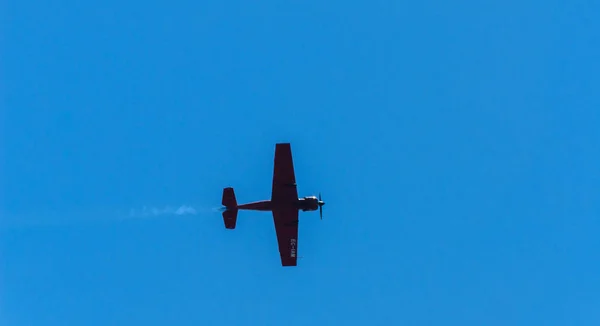 マールに スペインの海辺の町のビーチ アンダルシアのアクロバット飛行の航空ショーで飛行機 2018 — ストック写真