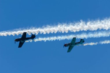 Torre Del Mar, İspanya - 29 Temmuz 2018 uçakları uçan plaj bir sahil kasabasında, Andalusia içinde airshow akrobasi üzerinden