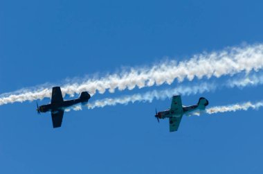 Torre Del Mar, İspanya - 29 Temmuz 2018 uçakları uçan plaj bir sahil kasabasında, Andalusia içinde airshow akrobasi üzerinden