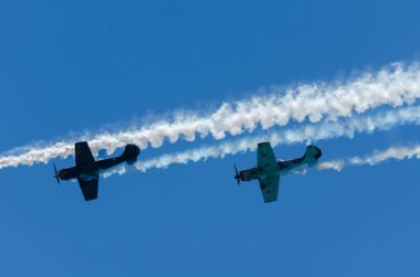 Torre Del Mar, İspanya - 29 Temmuz 2018 uçakları uçan plaj bir sahil kasabasında, Andalusia içinde airshow akrobasi üzerinden