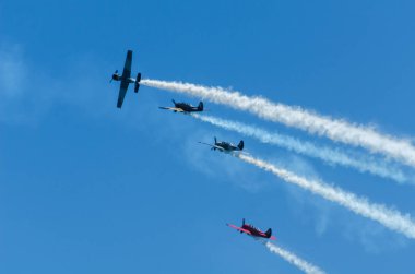 Torre Del Mar, İspanya - 29 Temmuz 2018 uçakları uçan plaj bir sahil kasabasında, Andalusia içinde airshow akrobasi üzerinden
