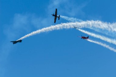 Torre Del Mar, İspanya - 29 Temmuz 2018 uçakları uçan plaj bir sahil kasabasında, Andalusia içinde airshow akrobasi üzerinden