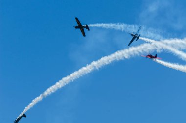 Torre Del Mar, İspanya - 29 Temmuz 2018 uçakları uçan plaj bir sahil kasabasında, Andalusia içinde airshow akrobasi üzerinden
