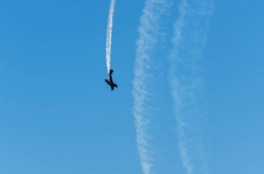 Torre Del Mar, İspanya - 29 Temmuz 2018 uçakları uçan plaj bir sahil kasabasında, Andalusia içinde airshow akrobasi üzerinden