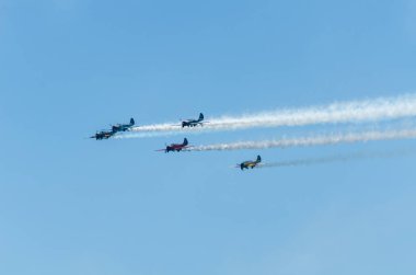 Torre Del Mar, İspanya - 29 Temmuz 2018 uçakları uçan plaj bir sahil kasabasında, Andalusia içinde airshow akrobasi üzerinden