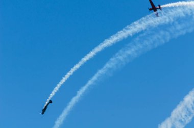Torre Del Mar, İspanya - 29 Temmuz 2018 uçakları uçan plaj bir sahil kasabasında, Andalusia içinde airshow akrobasi üzerinden