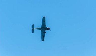 Torre Del Mar, İspanya - 29 Temmuz 2018 uçakları uçan plaj bir sahil kasabasında, Andalusia içinde airshow akrobasi üzerinden