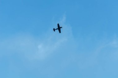 Torre Del Mar, İspanya - 29 Temmuz 2018 uçakları uçan plaj bir sahil kasabasında, Andalusia içinde airshow akrobasi üzerinden