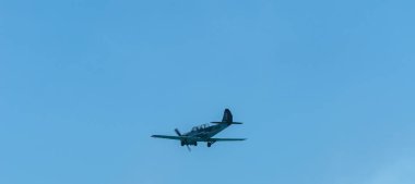 Torre Del Mar, İspanya - 29 Temmuz 2018 uçakları uçan plaj bir sahil kasabasında, Andalusia içinde airshow akrobasi üzerinden
