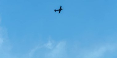 Torre Del Mar, İspanya - 29 Temmuz 2018 uçakları uçan plaj bir sahil kasabasında, Andalusia içinde airshow akrobasi üzerinden