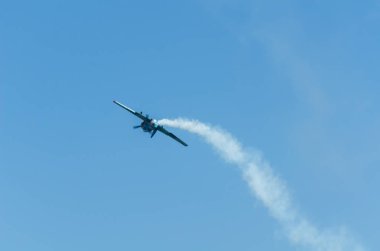 Torre Del Mar, İspanya - 29 Temmuz 2018 uçakları uçan plaj bir sahil kasabasında, Andalusia içinde airshow akrobasi üzerinden