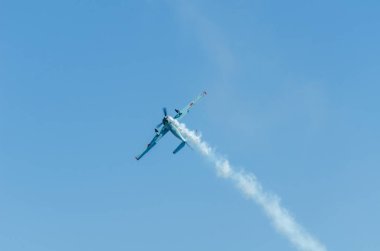 Torre Del Mar, İspanya - 29 Temmuz 2018 uçakları uçan plaj bir sahil kasabasında, Andalusia içinde airshow akrobasi üzerinden