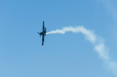 Torre Del Mar, İspanya - 29 Temmuz 2018 uçakları uçan plaj bir sahil kasabasında, Andalusia içinde airshow akrobasi üzerinden