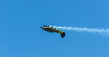 Torre Del Mar, İspanya - 29 Temmuz 2018 uçakları uçan plaj bir sahil kasabasında, Andalusia içinde airshow akrobasi üzerinden