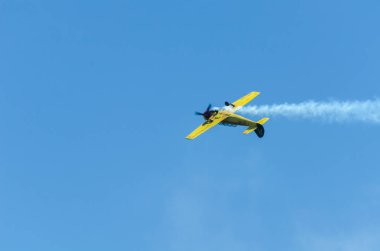 Torre Del Mar, İspanya - 29 Temmuz 2018 uçakları uçan plaj bir sahil kasabasında, Andalusia içinde airshow akrobasi üzerinden