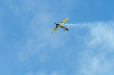 Torre Del Mar, İspanya - 29 Temmuz 2018 uçakları uçan plaj bir sahil kasabasında, Andalusia içinde airshow akrobasi üzerinden