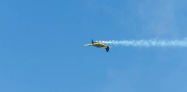 Torre Del Mar, İspanya - 29 Temmuz 2018 uçakları uçan plaj bir sahil kasabasında, Andalusia içinde airshow akrobasi üzerinden