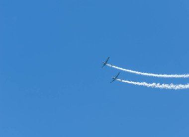 Torre Del Mar, İspanya - 29 Temmuz 2018 uçakları uçan plaj bir sahil kasabasında, Andalusia içinde airshow akrobasi üzerinden
