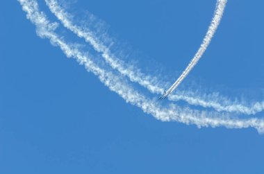 Torre Del Mar, İspanya - 29 Temmuz 2018 uçakları uçan plaj bir sahil kasabasında, Andalusia içinde airshow akrobasi üzerinden