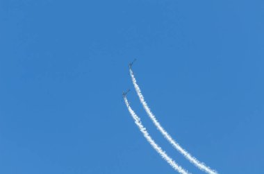 Torre Del Mar, İspanya - 29 Temmuz 2018 uçakları uçan plaj bir sahil kasabasında, Andalusia içinde airshow akrobasi üzerinden