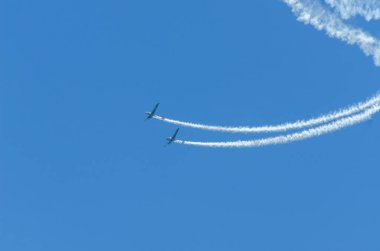 Torre Del Mar, İspanya - 29 Temmuz 2018 uçakları uçan plaj bir sahil kasabasında, Andalusia içinde airshow akrobasi üzerinden